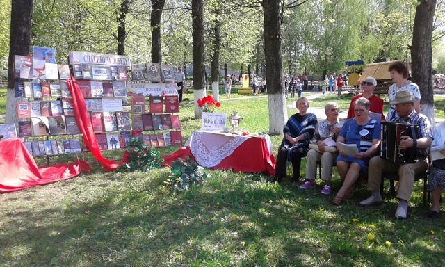 Коллектив гостиной в парке Шумилино на Дне Независимости Республики Беларусь